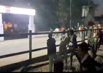 हाथरस में कार की टक्कर से बच्चे की मौत, आक्रोशित भीड़ ने लगाया सड़क पर जाम, थाने पर भी पथराव