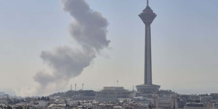 ईरान में सर्वोच्च नेता खामेनेई के कार्यालय के पास धमाके की खबरें, ट्रंप ने कहा – अमेरिका का ईरान में बड़ा युद्ध अभियान शुरू