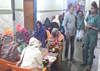 अयोध्या में अब न रहे कोई भूखा; संकल्प के साथ लीला हरि फाउंडेशन ने वृद्धाश्रम में कराया भोजन