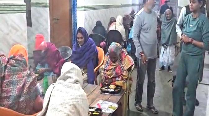 अयोध्या में अब न रहे कोई भूखा; संकल्प के साथ लीला हरि फाउंडेशन ने वृद्धाश्रम में कराया भोजन