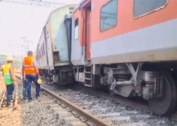ओडिशा के जाजपुर में चेन्नई सेंट्रल एक्सप्रेस के तीन डिब्बे पटरी से उतरे