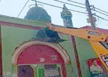 सम्भल के नरौली नगर पंचायत में अवैध मदरसे पर चला प्रशासन का बुलडोजर