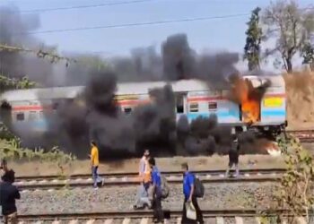 नयी दिल्ली-चेन्नई ग्रांट ट्रंक एक्सप्रेस के एक डिब्बे में लगी आग