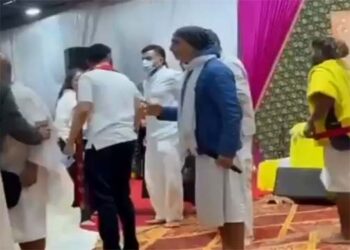 विराट कोहली और अनुष्का ने वृंदावन में संत प्रेमानंद जी महाराज से आशीर्वाद लिया