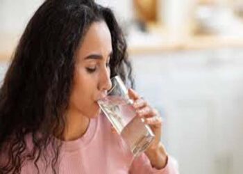 क्या गर्म पानी पीने से वजन घटता है, त्वचा साफ होती या ऐंठन में राहत मिलती है?