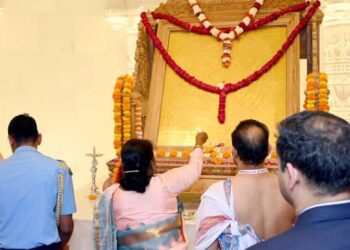 अयोध्या: राष्ट्रपति मुर्मु ने श्री राम जन्मभूमि मंदिर में दर्शन और आरती की, हुई वैदिक मंत्रों के बीच श्री राम यंत्र की विधिवत स्थापना