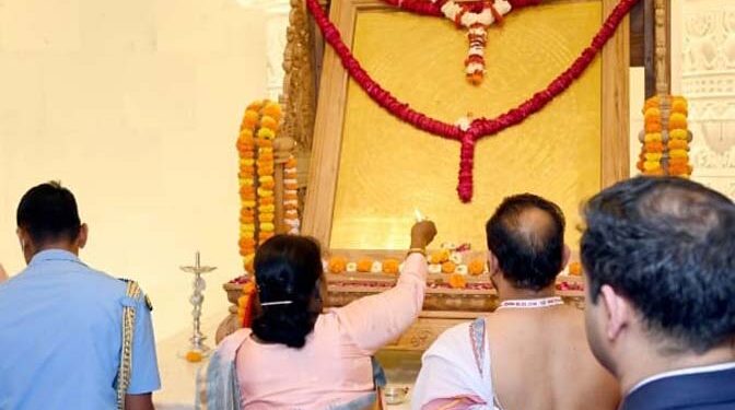 अयोध्या: राष्ट्रपति मुर्मु ने श्री राम जन्मभूमि मंदिर में दर्शन और आरती की, हुई वैदिक मंत्रों के बीच श्री राम यंत्र की विधिवत स्थापना