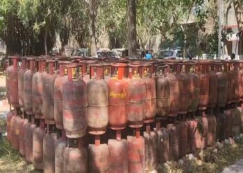 Jhansi: रसोई गैस सिलेंडरों से भरा ट्रक चोरी करने वाले सात आरोपी गिरफ्तार, शिव गैस एजेंसी का मालिक भी..