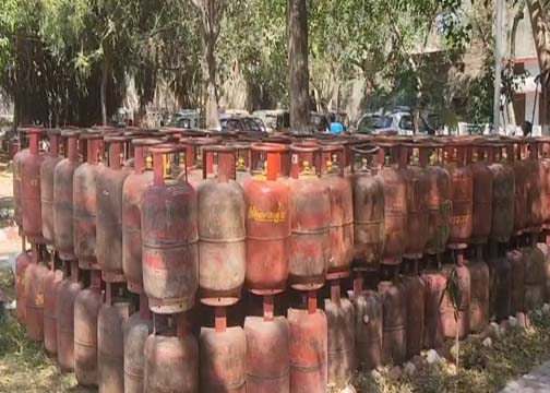 Jhansi: रसोई गैस सिलेंडरों से भरा ट्रक चोरी करने वाले सात आरोपी गिरफ्तार, शिव गैस एजेंसी का मालिक भी..
