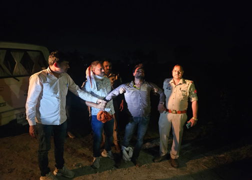 गोंडा में मुठभेड़ के बाद झटपमारी में वांछित 25 हजार का इनामी बदमाश गिरफ्तार