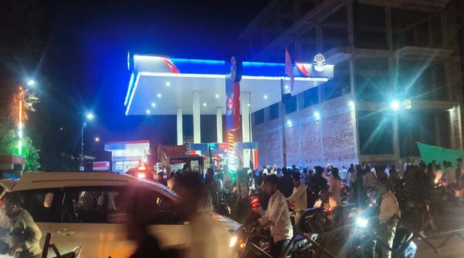 अयोध्या में पेट्रोल पंपों से डीजल व पेट्रोल गायब, मुनाफा के चक्कर में डीलरो ने नही कराई टैंकर की अनलोडिंग, जिला प्रशासन पंगु