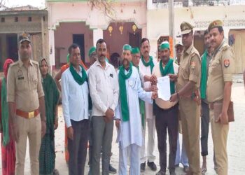 रुदौली में बिजली विभाग पर अवैध वसूली का आरोपमें  किसानों ने अधिशासी अभियंता को सौंपा ज्ञापन