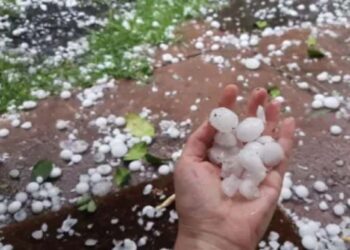 रुदौली में अचानक मौसम का कहर; तेज बारिश के साथ गिरे ओले
