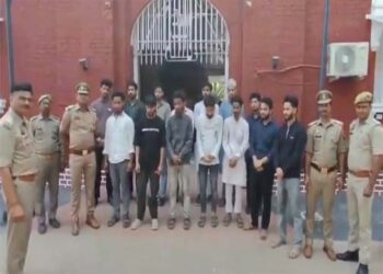 वाराणसी में गंगा नदी में नाव पर बैठकर बिरयानी खाने के आरोप में 14 लोग गिरफ्तार