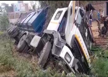 रूदौली के मुस्काबाद के पास गिट्टी लदा डंपर पलटा, बड़ा हादसा टला