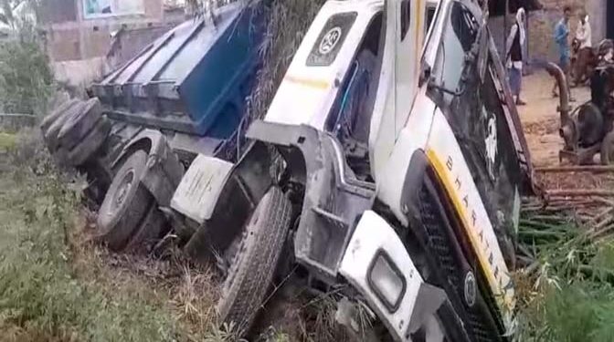 रूदौली के मुस्काबाद के पास गिट्टी लदा डंपर पलटा, बड़ा हादसा टला