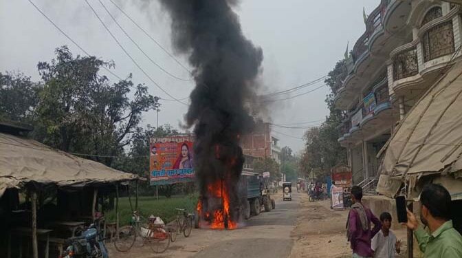 अयोध्या: डामर ड्रम मिक्सर मशीन में लगी अचानक आग;  भेलसर रहीमगंज मार्ग पर चल रहा था सड़क मरम्मत का कार्य