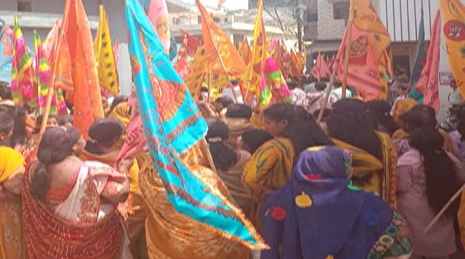 अयोध्या की पुलिस की कड़ी निगरानी में धूमधाम से निकला श्याम बाबा का जुलूस
