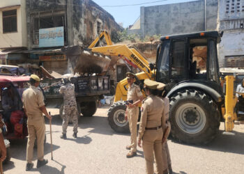 Watch, अयोध्या में जाम से निजात के लिए चला बुलडोजर, सड़कों से हटाया गया अतिक्रमण