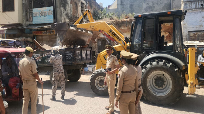 Watch, अयोध्या में जाम से निजात के लिए चला बुलडोजर, सड़कों से हटाया गया अतिक्रमण
