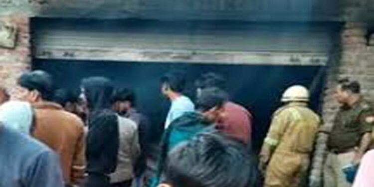 पीलीभीत में शॉर्ट सर्किट से गोदाम में लगी आग, शटर में बंद व्यक्ति की मौत