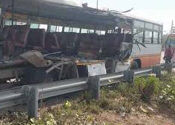 उन्नाव में खड़े ट्रक से टकरायी रोडवेज बस; तीन यात्रियों की मौत व 28 अन्य घायल