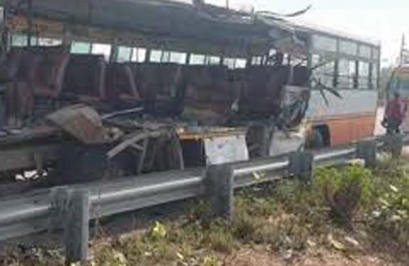 उन्नाव में खड़े ट्रक से टकरायी रोडवेज बस; तीन यात्रियों की मौत व 28 अन्य घायल