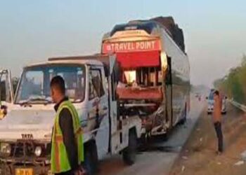 हाथरस में यमुना एक्सप्रेसवे पर डबल डेकर बस और वैन की टक्कर; तीन महिलाओं समेत छह लोगों की मौत