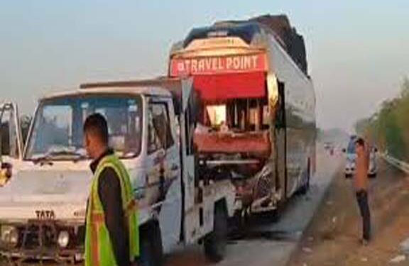 हाथरस में यमुना एक्सप्रेसवे पर डबल डेकर बस और वैन की टक्कर; तीन महिलाओं समेत छह लोगों की मौत
