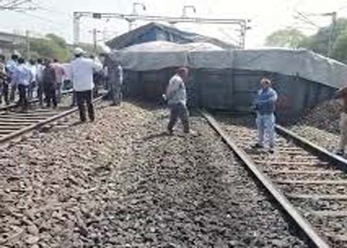 मप्र : कटनी में मालगाड़ी के छह डिब्बे पटरी से उतरे, रेल यातायात प्रभावित