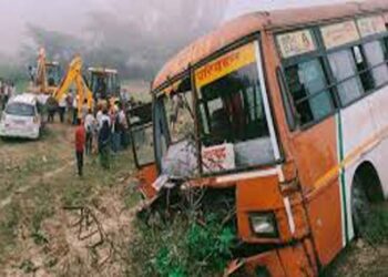 शाहजहांपुर में कार और बस की टक्कर में तीन लोगों की मौत