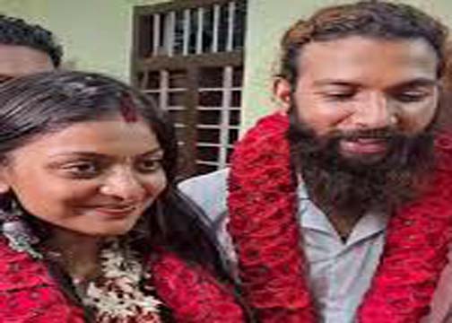 कुंभ मेले के दौरान चर्चा में आई मोनालिसा ने की मुस्लिम से शादी; न तो उन्होंने और न ही उनके पति ने अपना धर्म !? हिन्दुधर्म बना?