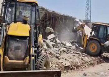 बदायूं में हत्या के आरोपी अजय प्रताप सिंह के परिवार की दुकानों पर चला बुलडोजर