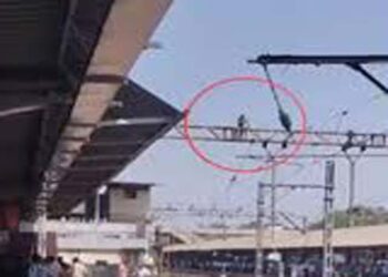 कल्याण रेलवे स्टेशन पर व्यक्ति के बिजली के खंभे पर चढ़ने से ट्रेन सेवाएं हुई प्रभावित