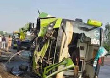उन्नाव: आगरा-लखनऊ एक्सप्रेसवे पर स्लीपर बस डिवाइडर से टकराई, एक महिला की मौत, 37 घायल