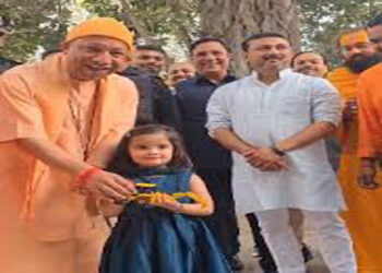 कानपुर की चार वर्षीय बच्ची ने योगी आदित्यनाथ को भेंट किया ‘बुलडोजर’