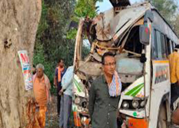 मऊ में पेड़ से बस टकराने से अयोध्या से बलिया लौट रहे 40 श्रद्धालु घायल