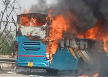 मथुरा में यमुना एक्सप्रेसवे पर चलती बस में लगी आग, सभी यात्री सुरक्षित