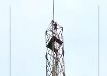 शाहजहांपुर में युवती से शादी की मांग को लेकर मोबाइल टावर पर चढ़ा युवक, पुलिस ने बचाया