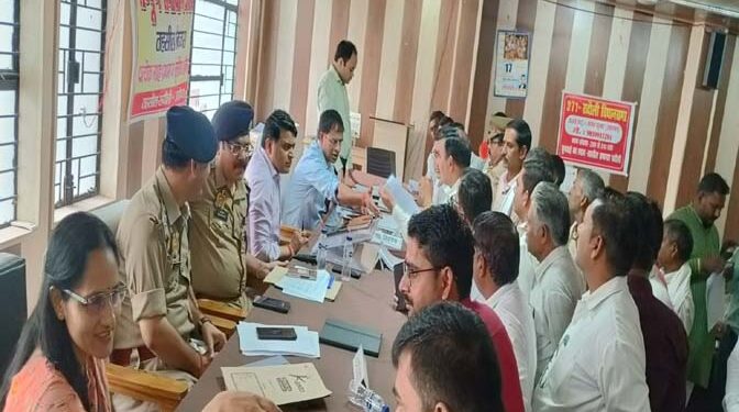 रुदौली में सम्पूर्ण समाधान दिवस मे 83 शिकायतों मे 5 का हुआ मौके पर निस्तारण, EO को सही रिपोर्ट लगाने की एडीएम (ई) ने दी नसीहत
