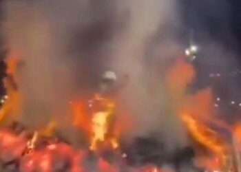 Watch, Mathura Holika Dahan : होलिका दहन की जलती अग्नि के बीच से युवक दहकते अंगारों के बीच दौड़ते हुए गुजरा!?