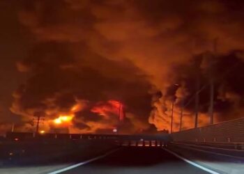 TehranAttack: ईरान में रात भर हमले, तेहरान में हमला कर पूरे ऑयल डिपो को उड़ा, प्रलय जैसे दृश्य!