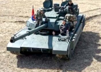 उत्तर कोरिया के नेता किम और उनकी बेटी ने एक साथ टैंक में सवार होकर सैन्य प्रशिक्षण की निगरानी