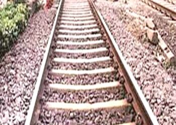 अयोध्या: रेलवे ट्रैक पार कर रहे अधेड़ की ट्रेन की चपेट में आने से मौत