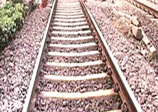 अयोध्या: रेलवे ट्रैक पार कर रहे अधेड़ की ट्रेन की चपेट में आने से मौत