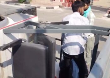Watch, अयोध्या में आस्था रथ से लगातार हादसा, अनियंत्रित होकर डिवाइडर से टकराया, हादसे में कई श्रद्धालु गंभीर रूप से घायल