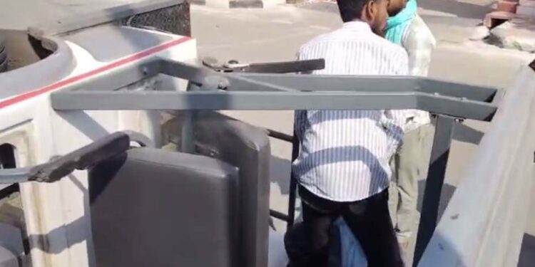 Watch, अयोध्या में आस्था रथ से लगातार हादसा, अनियंत्रित होकर डिवाइडर से टकराया, हादसे में कई श्रद्धालु गंभीर रूप से घायल