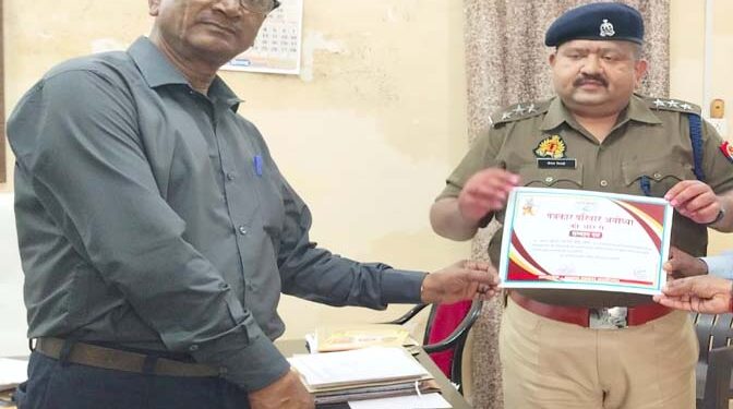 Photo, अयोध्या: पत्रकारों ने अधिकारियों को सम्मान-पत्र देकर किया सम्मानित, मित्र अजय कुमार अज्जू!