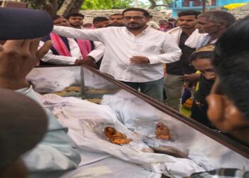 रुदौली:  सऊदी में निधन के 19 दिन बाद पिता को मिला बेटे सुरेंद्र का पार्थिव शरीर