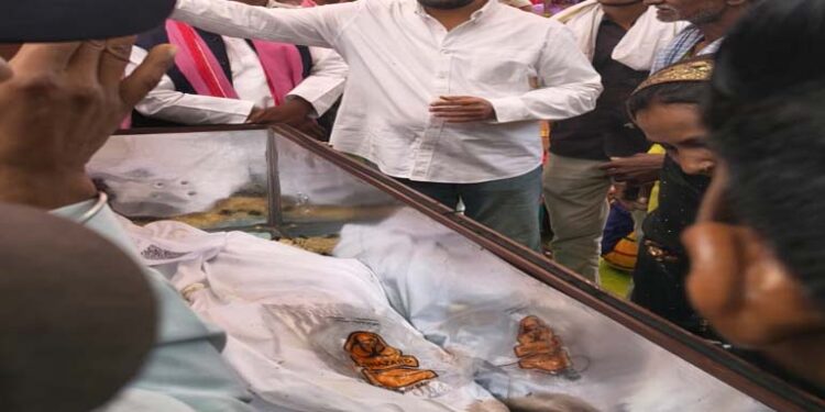 रुदौली:  सऊदी में निधन के 19 दिन बाद पिता को मिला बेटे सुरेंद्र का पार्थिव शरीर